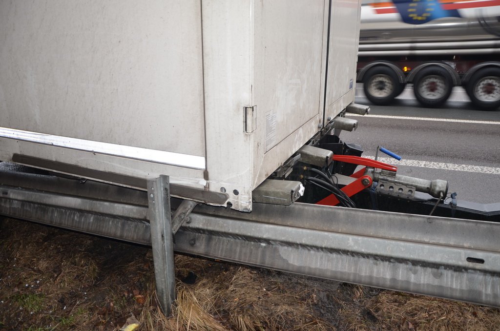 LKW verliert Haenger A 3 Rich koeln Hoehe Rath Heumar P18.JPG - Miklos Laubert